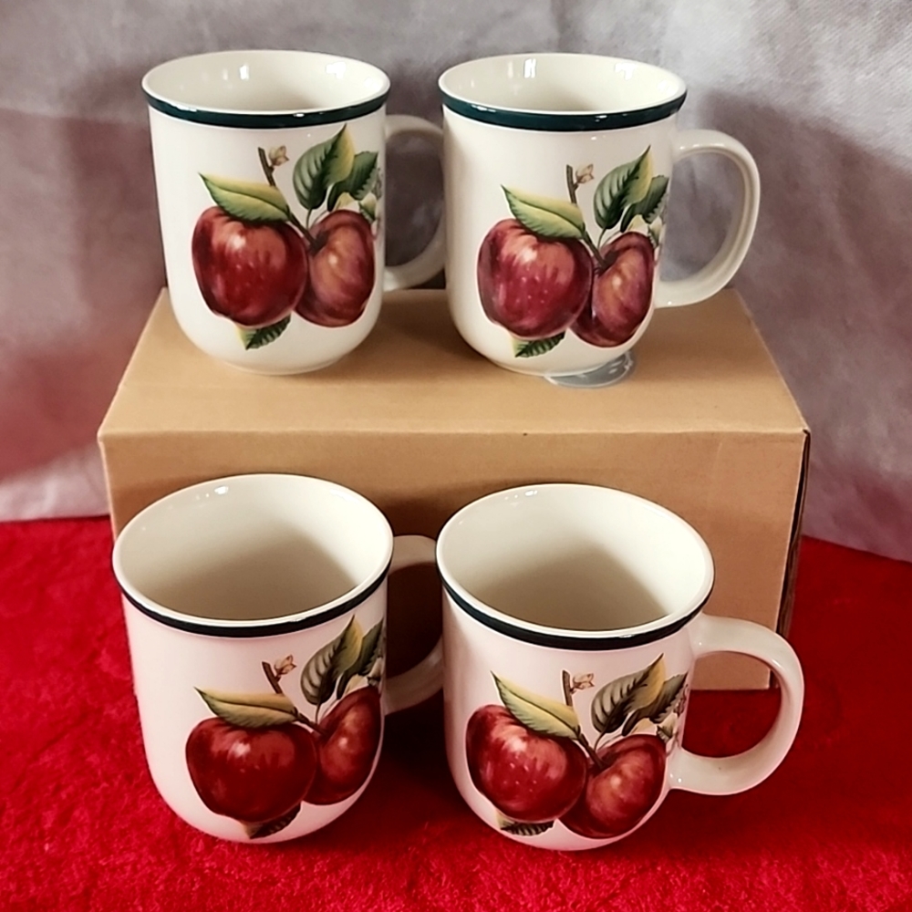 ☆Vintage,Set of 4, Casuals by China Pearl. Apple Pattern Mugs, Green Rim.☆